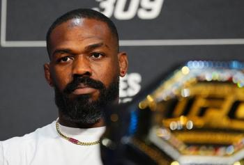 Jon Jones officialise sa retraite de l’UFC tandis qu’une convocation pénale vient noircir son départ