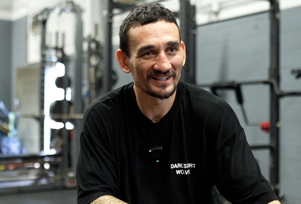 Max Holloway exige son retrait du classement des poids plumes et critique le système de l'UFC