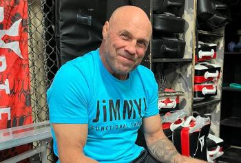 Randy Couture, légende de l'UFC, a été gravement blessé lors d'essais pour ses débuts en course automobile