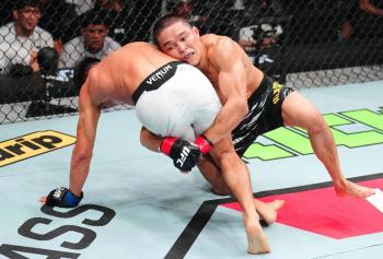 Asu Almabayev renoue avec la victoire à l'UFC Abu Dhabi en dominant Jose Ochoa par une décision unanime