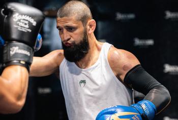 Khamzat Chimaev, confiant, assure que sa boxe sera l'élément clé pour détrôner Dricus Du Plessis lors de l'UFC 319 à Chicago