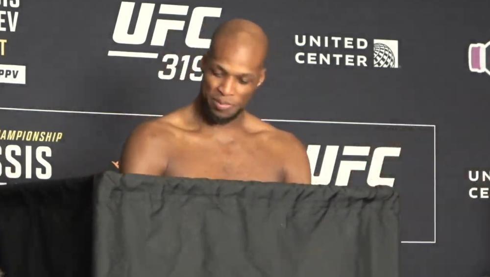 UFC 319 - La pesée : résultats, vidéos, faceoffs | Chicago