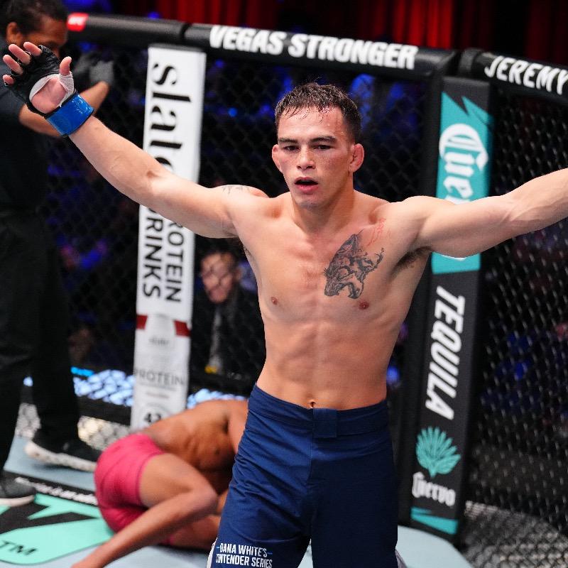 Dominateur du début à la fin, Cody Chovanchek finalise Raphael Uchegbu avec la manière | DWCS 82