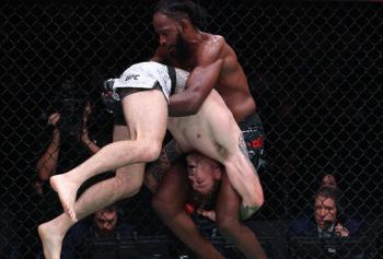 Neil Magny décroche sa 24e victoire à l'UFC en soumettant Jake Matthews | UFC Perth