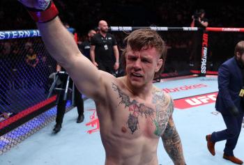 Jimmy Crute piège Ivan Erslan au sol et l'étrangle pour décrocher une victoire expéditive | UFC Perth