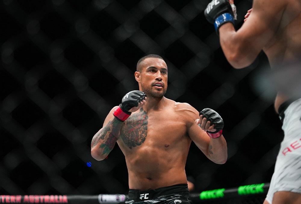 Carlos Ulberg foudroie Dominick Reyes d'une droite surpuissante et décroche la victoire lors du main event de l'UFC Perth