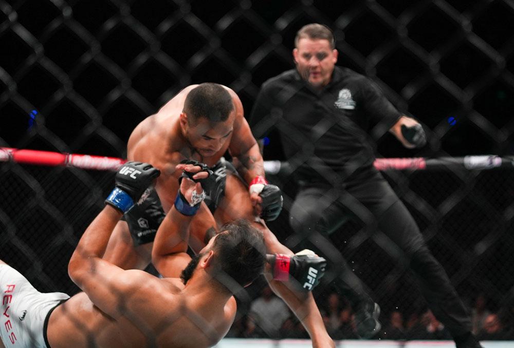 Carlos Ulberg foudroie Dominick Reyes d'une droite surpuissante et décroche la victoire lors du main event de l'UFC Perth