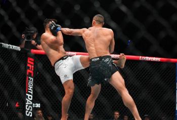 Carlos Ulberg foudroie Dominick Reyes d'une droite surpuissante et décroche la victoire lors du main event de l'UFC Perth