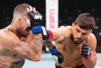 Ramiz Brahimaj soumet Austin Vanderford avec une guillotine au deuxième round | UFC 320