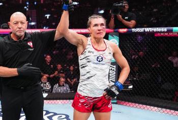 Au terme d'un duel acharné, Yana Santos triomphe de Macy Chiasson | UFC 320