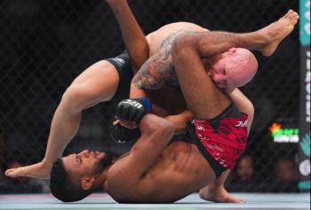 Youssef Zalal surclasse et soumet Josh Emmett dès le premier round | UFC 320