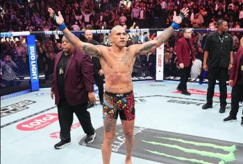 Alex Pereira foudroie Magomed Ankalaev et reconquiert le titre en moins de 90 secondes | UFC 320