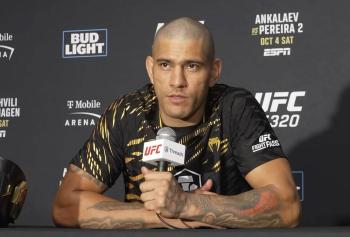 Alex Pereira explique comment les moqueries sur son passé l'ont surmotivé | UFC 320