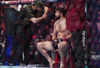 Magomed Ankalaev a disputé son combat pour le titre à l'UFC 320 avec plusieurs côtes fracturées