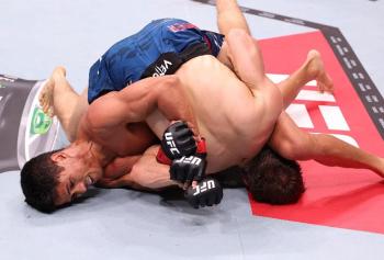 Jafel Filho piège Clayton Carpenter et le soumet avec une kimura en fin de round | UFC Rio de Janeiro