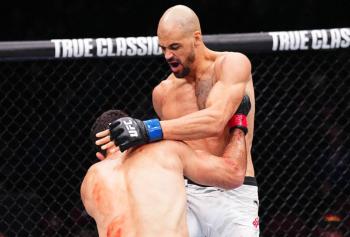 Yousri Belgaroui démolit méthodiquement Azamat Bekoev et s'impose par TKO | UFC Vancouver