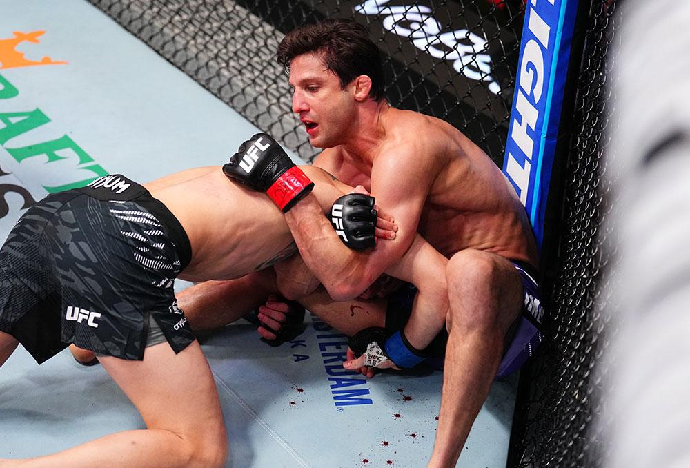 Allan Nascimento soumet Cody Durden avec un anaconda choke au Round 2 | UFC Vegas 110