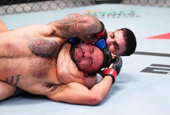 Yadier del Valle soumet Isaac Dulgarian par étranglement dès le premier round | UFC Vegas 110