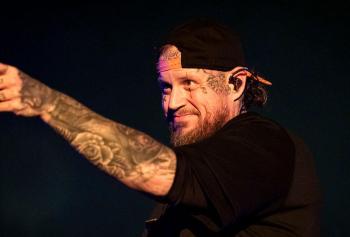 Alexander Volkanovski rejoint Jelly Roll sur scène à Sydney pour un duo surprise