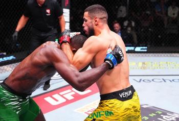 Gabriel Bonfim stoppe Randy Brown par KO d'un coup de genou au R2 | UFC Vegas 111
