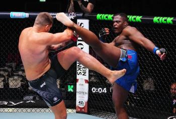 Denzel Freeman assure l’essentiel et signe une première victoire contre Marek Bujlo | UFC Qatar