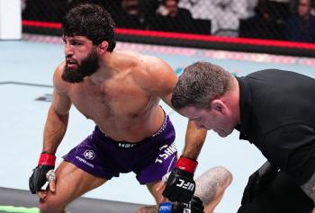 Arman Tsarukyan punit Dan Hooker debout avant de conclure le combat au sol dans la deuxième reprise | UFC Qatar