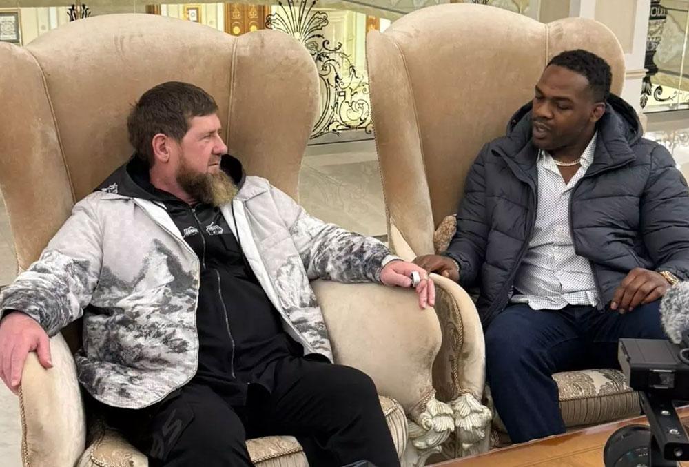 Jon Jones tire au lance-roquettes en Tchétchénie lors d’une visite controversée chez Ramzan Kadyrov