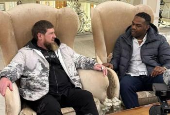Jon Jones tire au lance-roquettes en Tchétchénie lors d’une visite controversée chez Ramzan Kadyrov