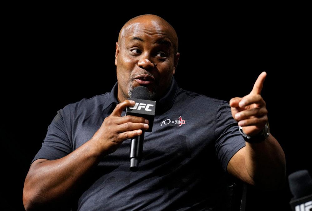 Daniel Cormier s’interroge publiquement sur l’absence de Jon Jones auprès de sa famille durant Thanksgiving