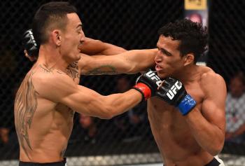Charles Oliveira et Max Holloway devraient se retrouver dans la cage plus de dix ans après leur premier choc