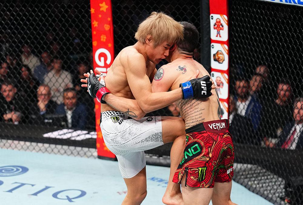 Tatsuro Taira s’invite dans la course au titre en stoppant Brandon Moreno par TKO au deuxième round | UFC 323