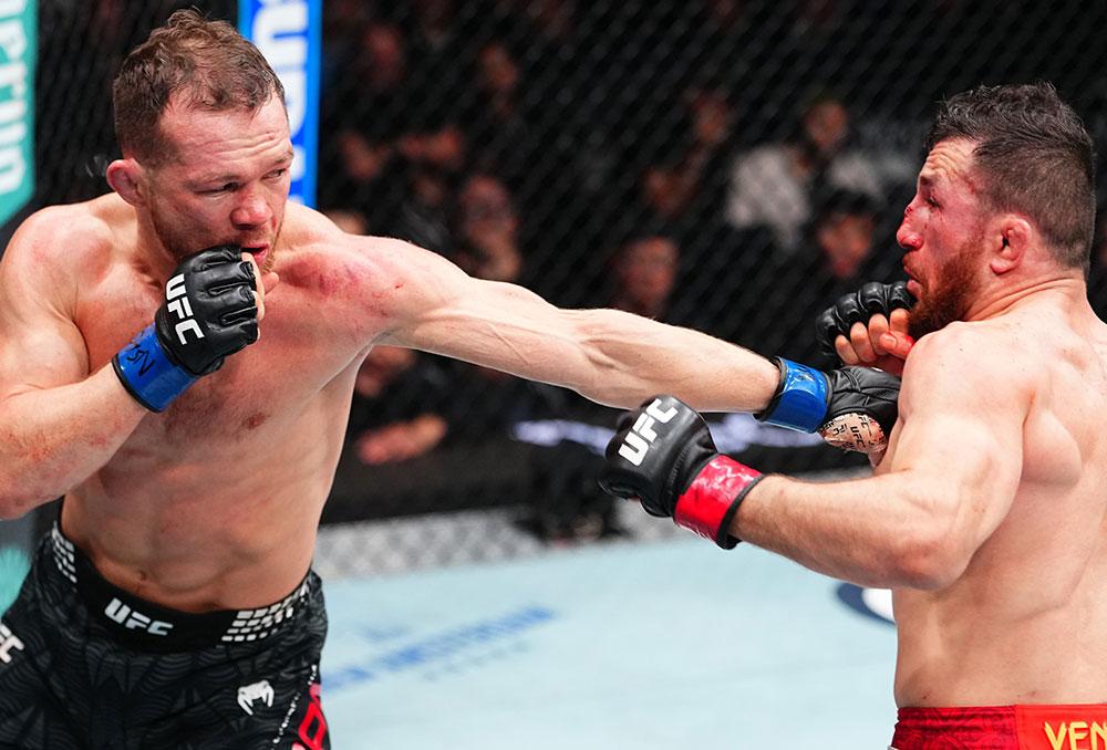 Petr Yan récupère la ceinture des poids coqs en dominant Merab Dvalishvili à la décision | UFC 323