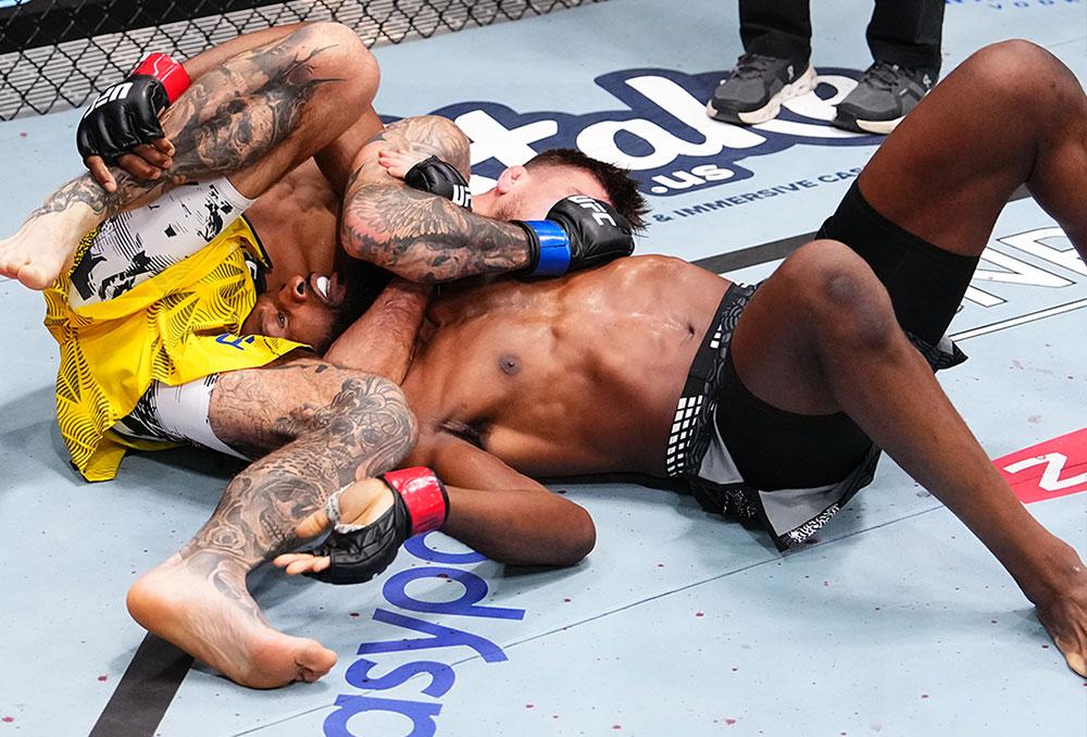 Yaroslav Amosov réussit des débuts fracassants en soumettant Neil Magny dès le premier round | UFC on ESPN 73