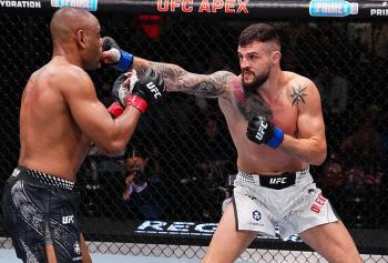 Pour ses débuts, Cezary Oleksiejczuk s'est imposé face à Cesar Almeida par décision unanime | UFC on ESPN 73