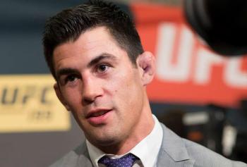 Dominick Cruz affirme avec certitude que Jon Jones battrait Tom Aspinall grâce à sa lutte