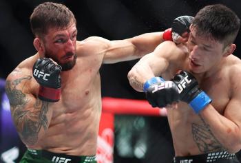 Kaan Ofli obtient une victoire controversée à la décision majoritaire face à Yi Zha | UFC 325