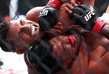Billy Elekana survit à un knockdown pour soumettre Junior Tafa au deuxième round | UFC 325