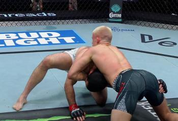 Jakub Wiklacz soumet Muin Gafurov à la toute dernière seconde du troisième round | UFC Fight Night 266