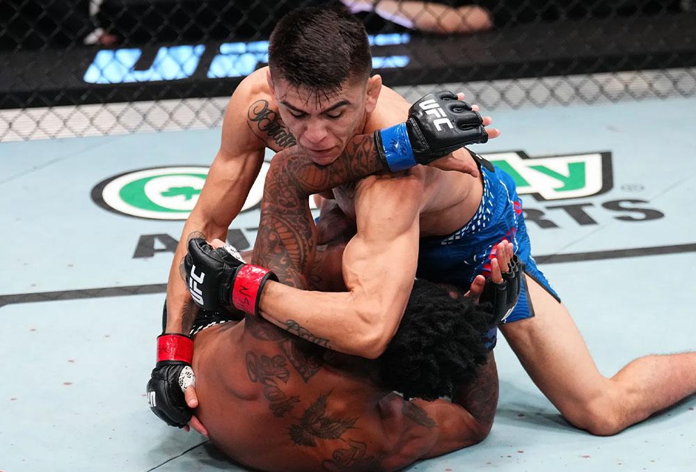 Mario Bautista soumet Vinicius Oliveira au deuxième round et revient dans la colonne des victoires | UFC Fight Night 266