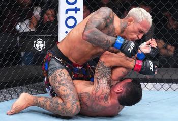 Charles Oliveira devient le nouveau champion BMF après avoir neutralisé Max Holloway au terme d'un combat à sens unique | UFC 326