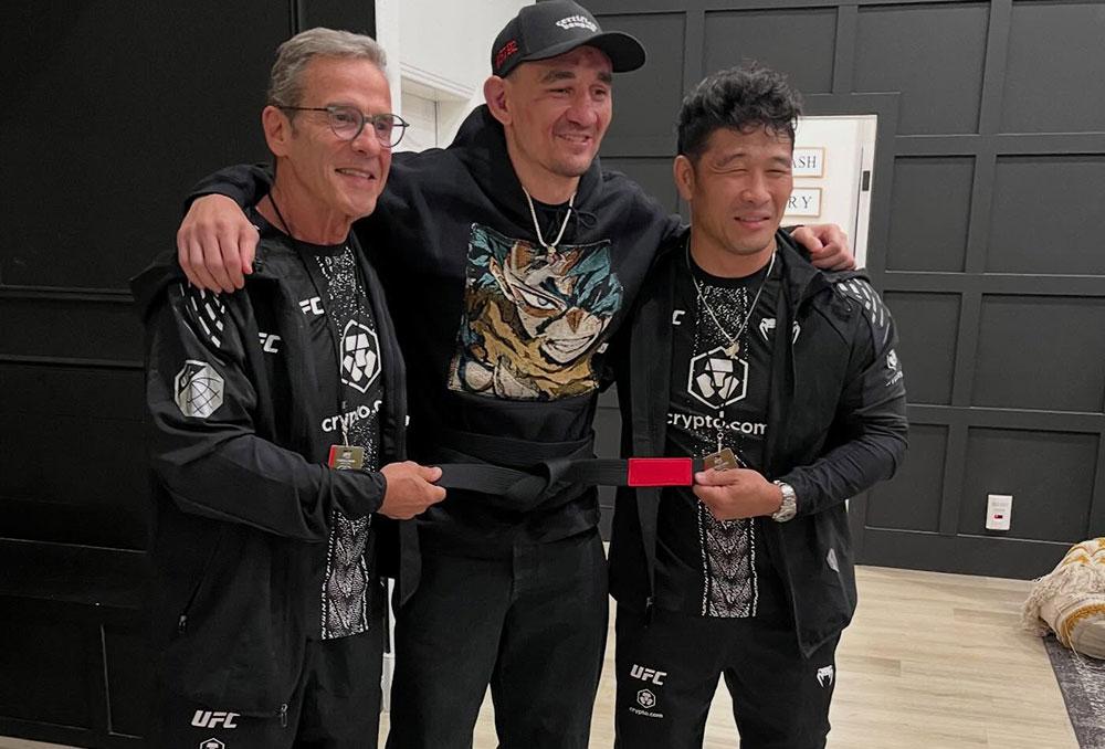 Max Holloway obtient sa ceinture noire de jiu-jitsu brésilien après sa performance défensive face à Charles Oliveira lors de l’UFC 326