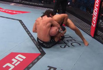 Wes Schultz soumet Ben Johnston par étranglement après un bras de fer au sol | UFC Fight Night 275