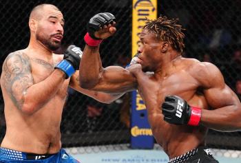 Ateba Gautier foudroie Ozzy Diaz par KO au deuxième round et poursuit sa folle ascension chez les poids moyens | UFC 328