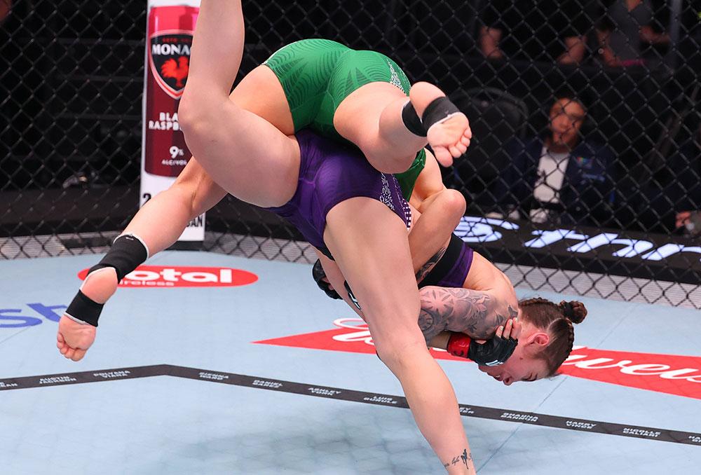 Une soumission nette permet à Nicolle Caliari de dominer Shauna Bannon après un affrontement très disputé | UFC Fight Night 276