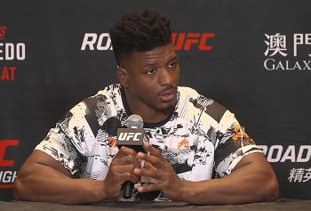 “Je vois des opportunités partout” : Alonzo Menifield analyse le style agressif de Mingyang Zhang | UFC Fight Night 277