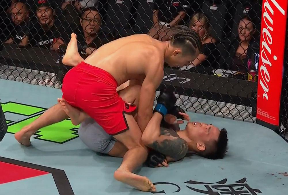 Otgonbaatar Boldbaatar plié en deux par le crochet au foie de Takaya Suzuki | Road to UFC