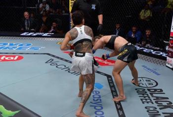 Un coup de pied à la tête chirurgical de Ketlen Souza scelle le destin de la malheureuse Ariane Carnelossi | UFC Fight Night 278