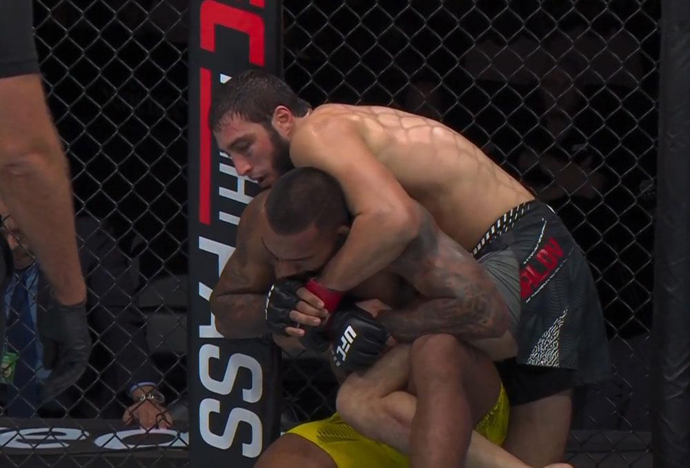 UFC Abu Dhabi : Débuts réussis mais disputés pour Magomed Tuchalov face à Brendson Ribeiro