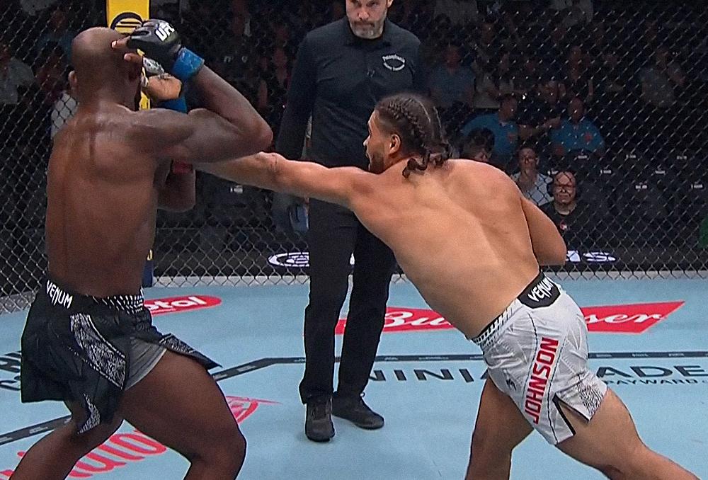 UFC 330 : Donte Johnson électrocute Eric McConico en moins de deux minutes