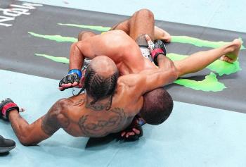 UFC 330 : Charles Johnson réussit une rare soumission et finalise Eduardo Chapolin au 3e round